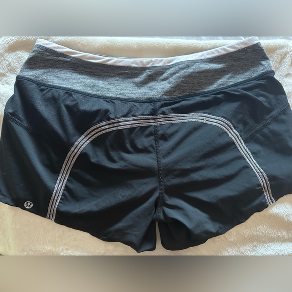Lululemon workout shorts size 6 - Picture 2 of 2